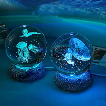 6cm zeedieren Crystal Ball 3D Innerlijke Carving, Kleurrijke LED-Verlichting Hars Bol Staan Base Office Home Decor Kerst Geschenken